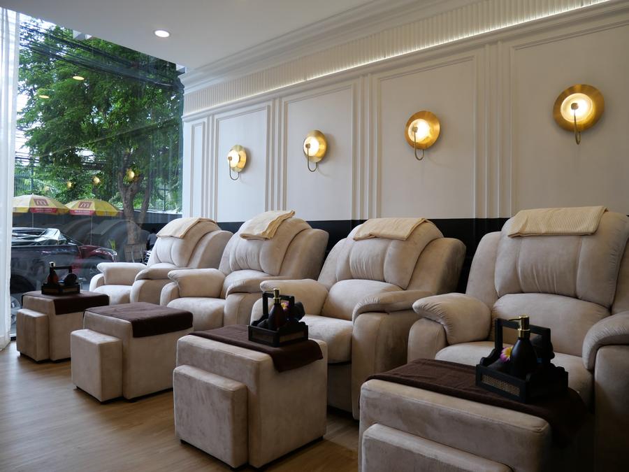 Cream reclining chairs in the OHH MASSAGE foot massage lounge