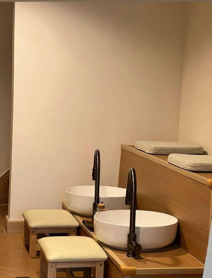Foot soaking basins with wooden stools